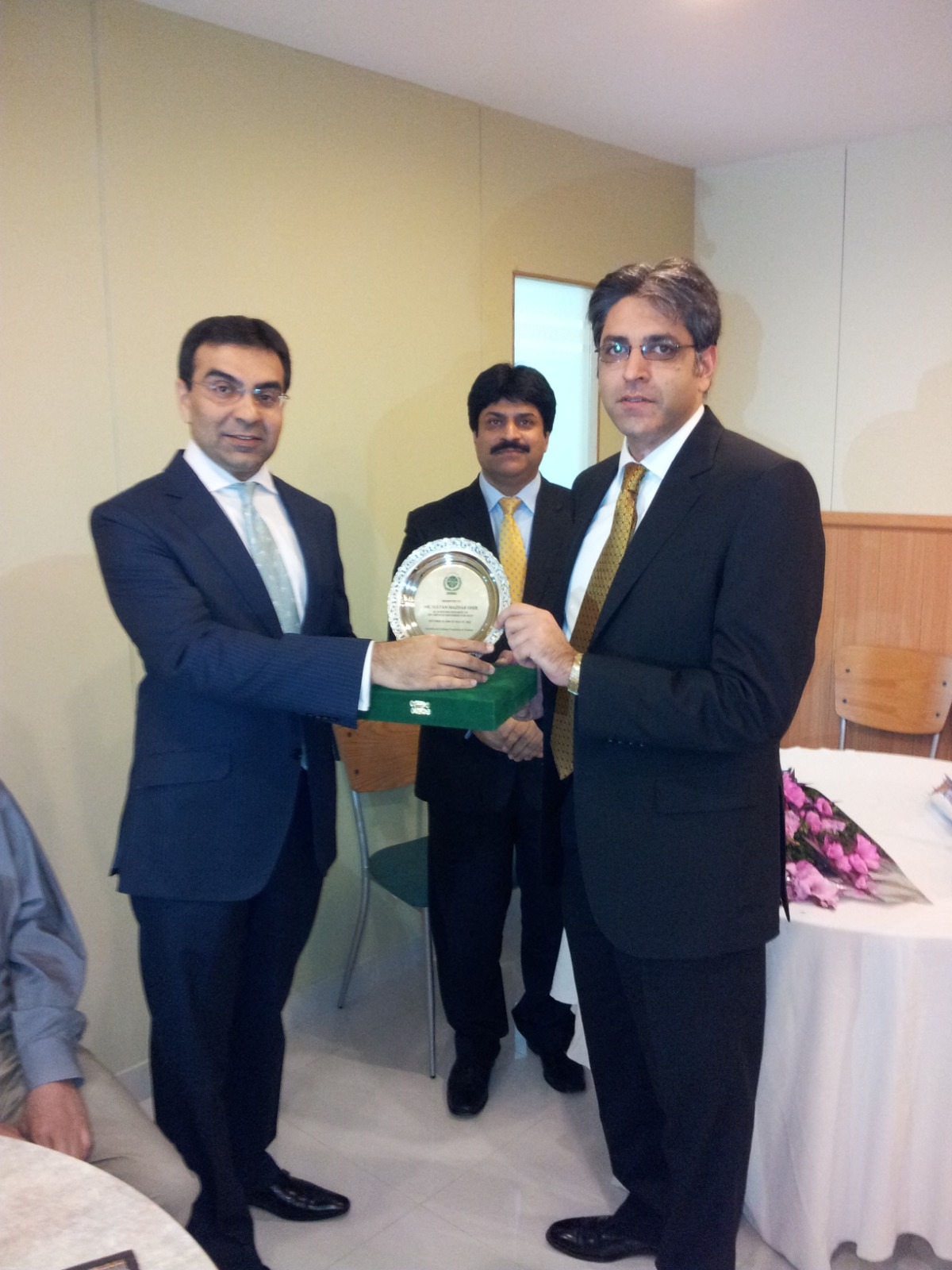 Sultan Mazhar Sher Khan being presented with a commemorative shield